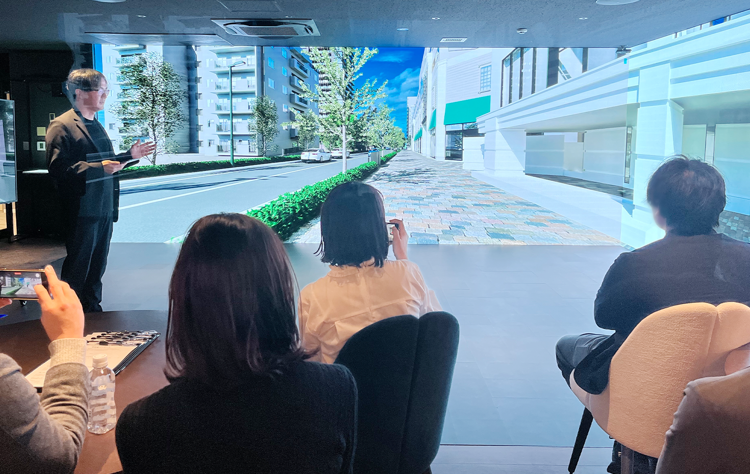 LEDビジョンはマンション周辺の道路もリアルに映し出す