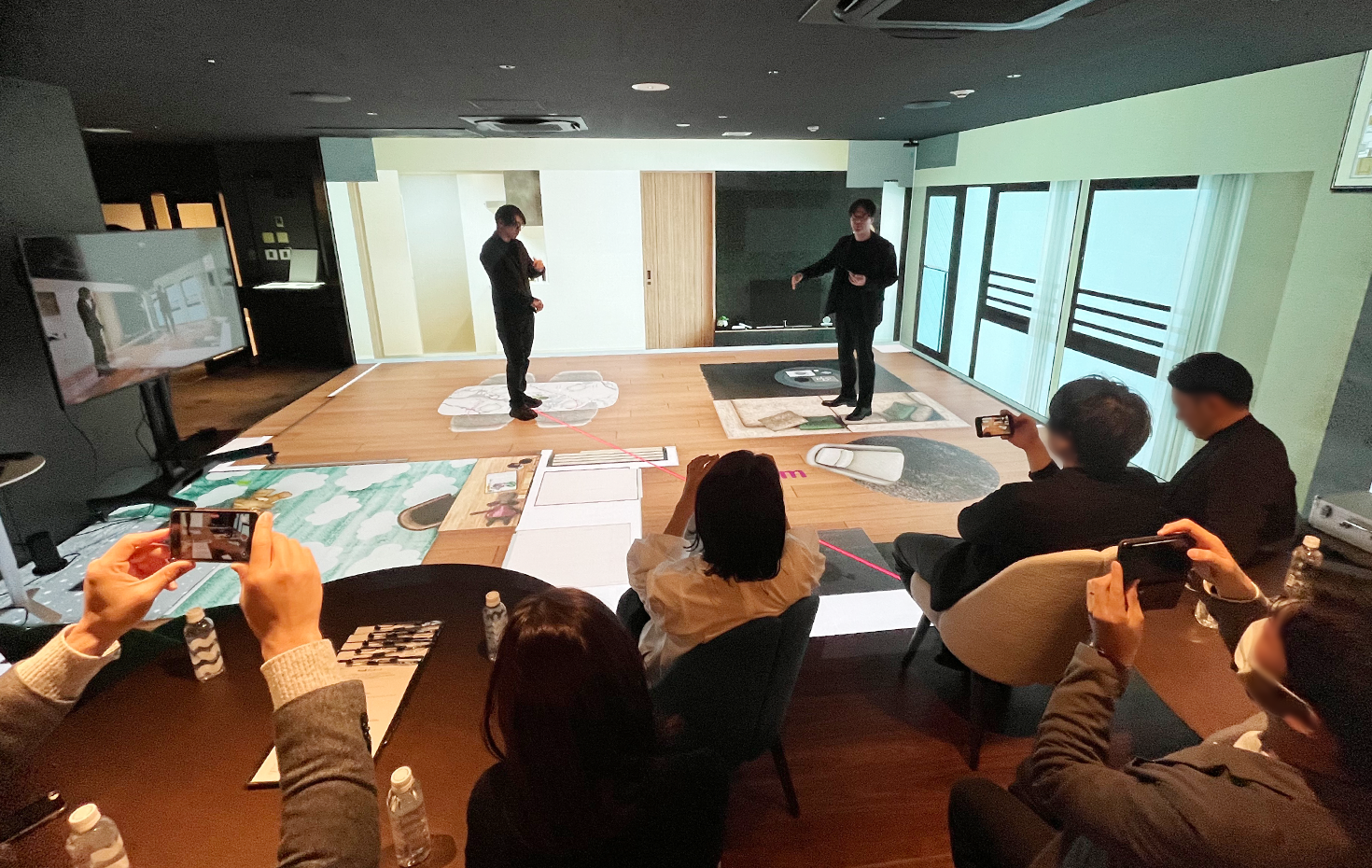 LEDパネルは床にも設置可能。室内に家具を置いた場合のサイズ感も把握しやすい