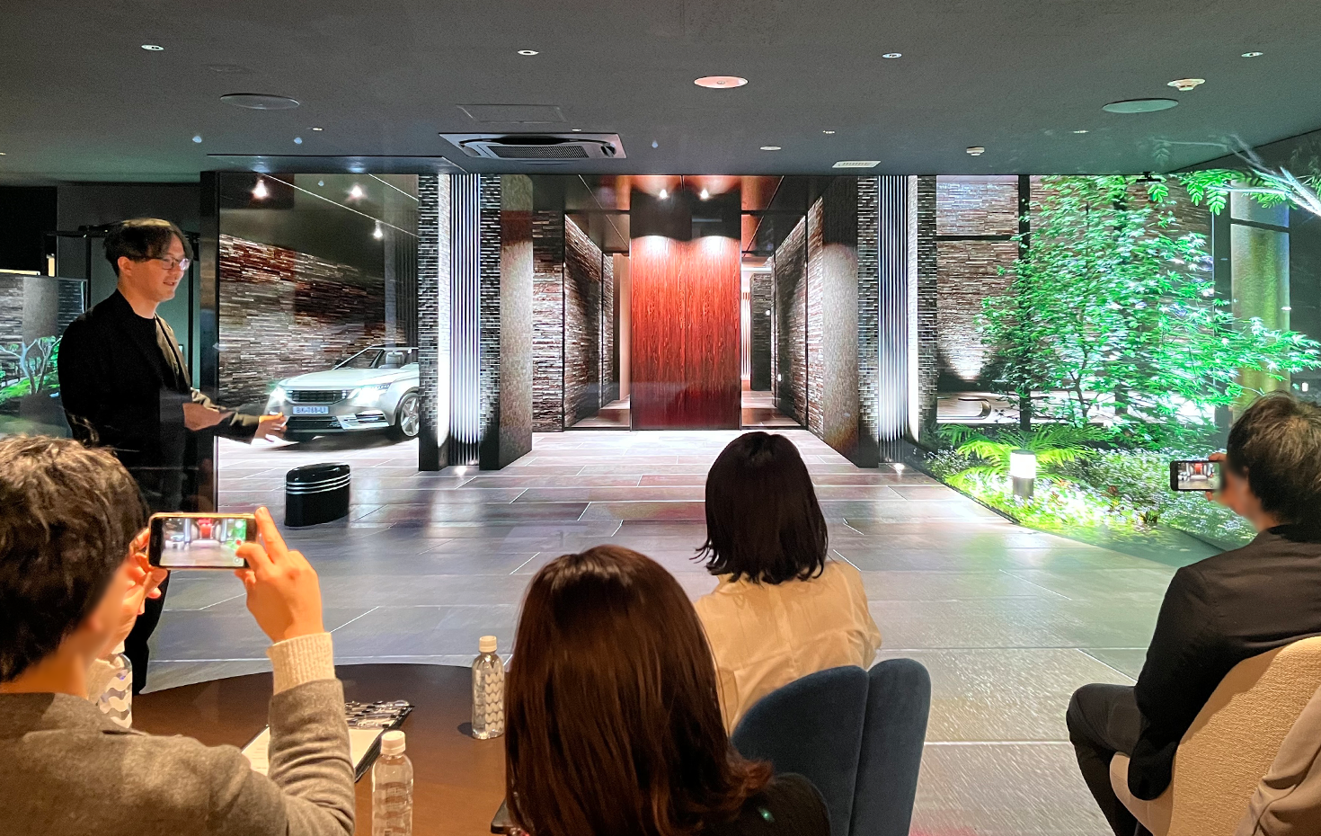 LEDビジョンに映る、マンションのエントランス。床面のパネルもイメージを投影し、目前に立っているような感覚を味わえる