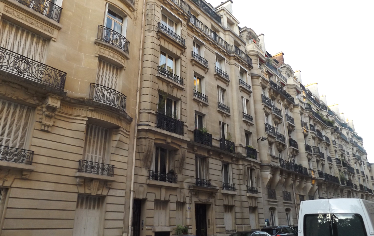 2023年８月に撮影した、パリ市内の古いマンション