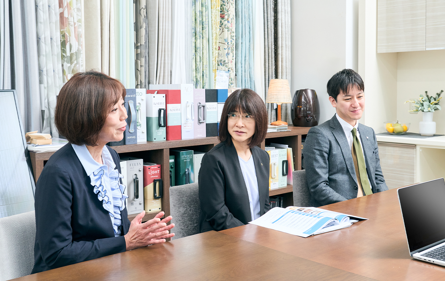 家具や住宅を買い慣れている人は多くないからこそ、ベテランならではの目線でトータルコーディネートを提案できることが価値となる
