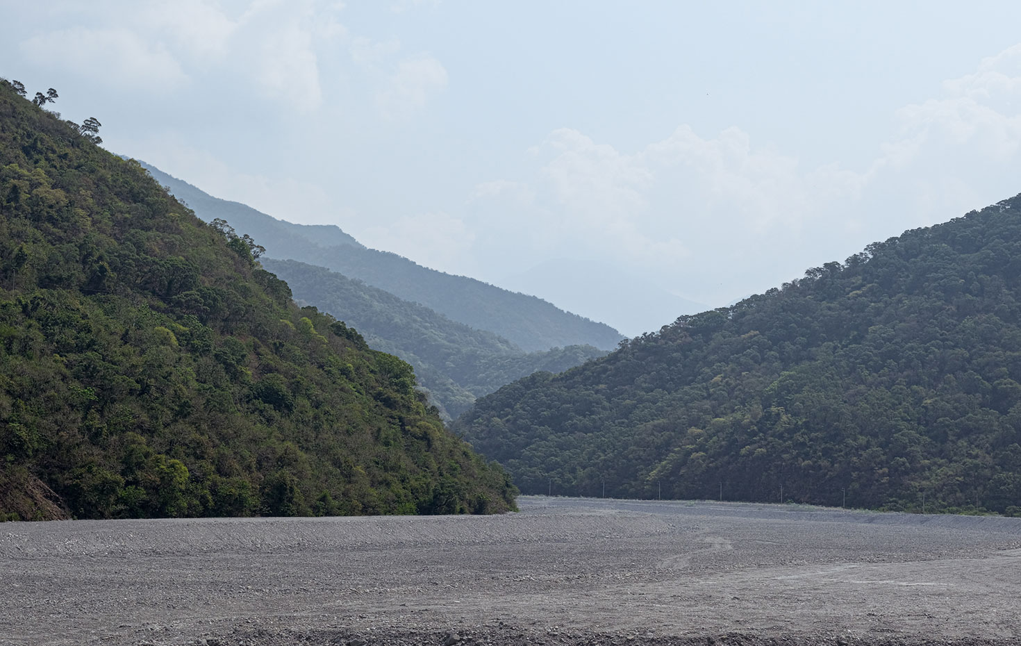 力里渓（りきりけい）沿いに山道を登っていく。乾季のため、川にはほとんど水が流れていない