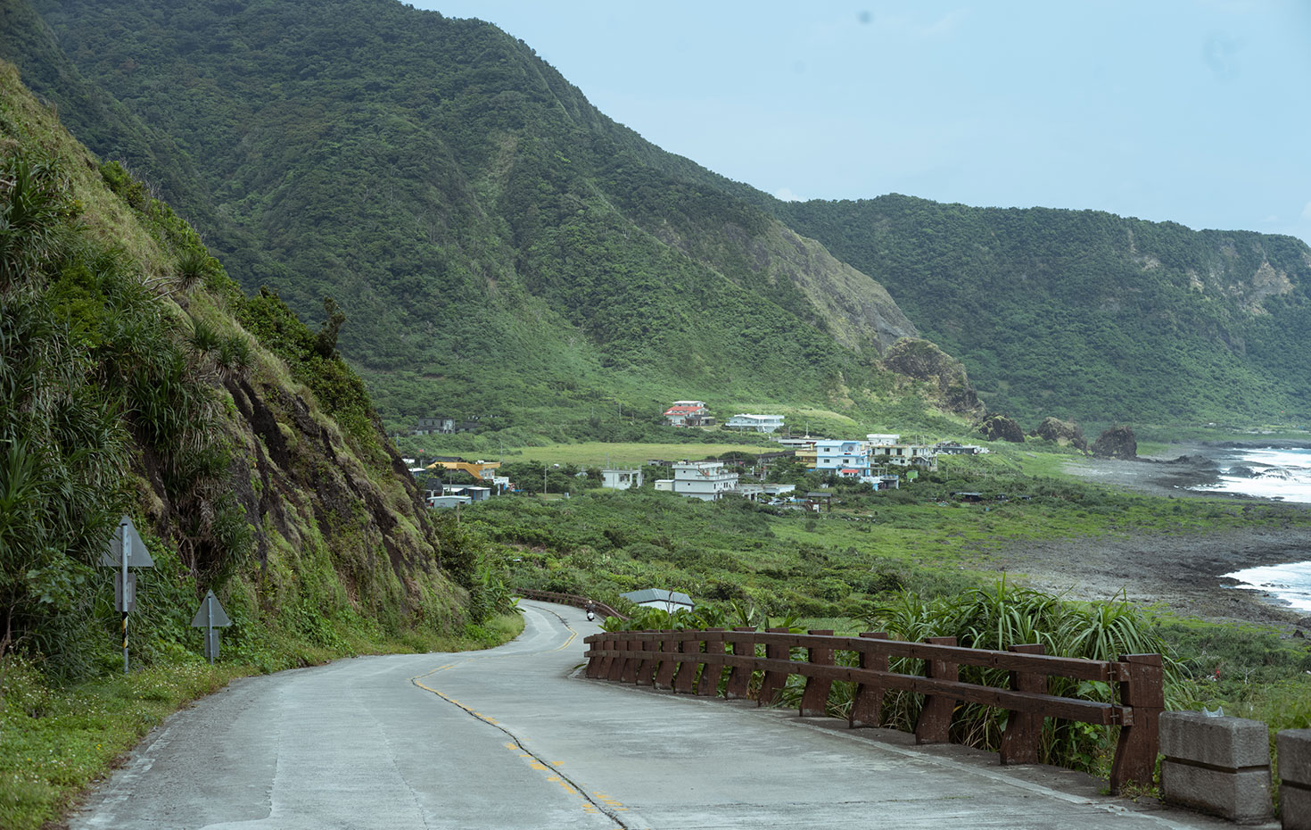 環島道路の風景。島の地形や、集落と海の距離感などが分かる