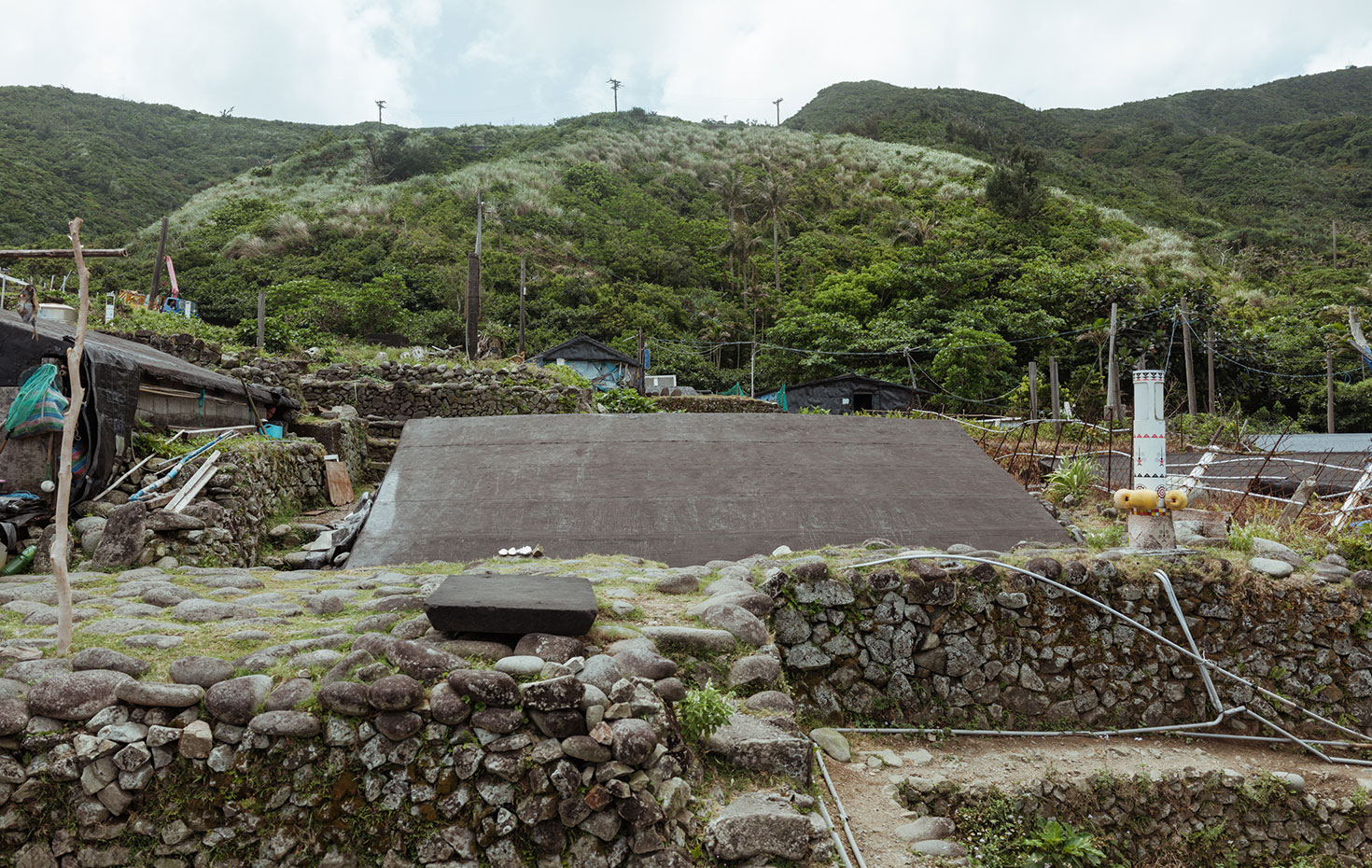 地面を掘り下げた窪地に建つタオ族の伝統的な主屋