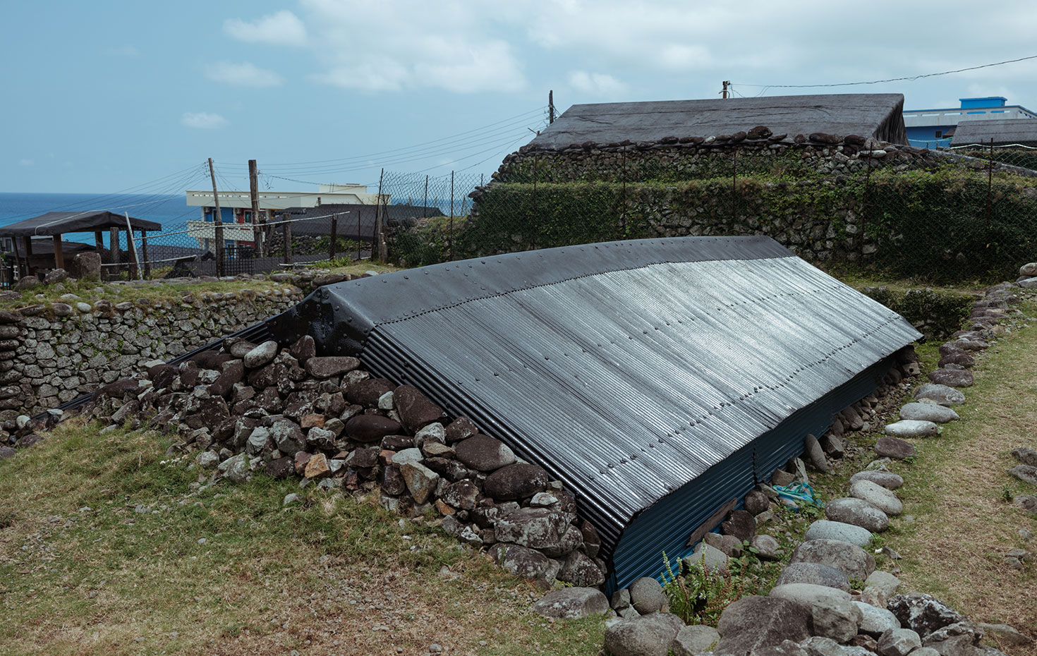 地表からは三角屋根の上部だけが見える