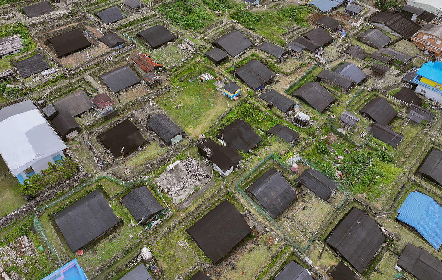 海岸と山に挟まれた限られた土地に、地下屋がまとまって残る野銀集落