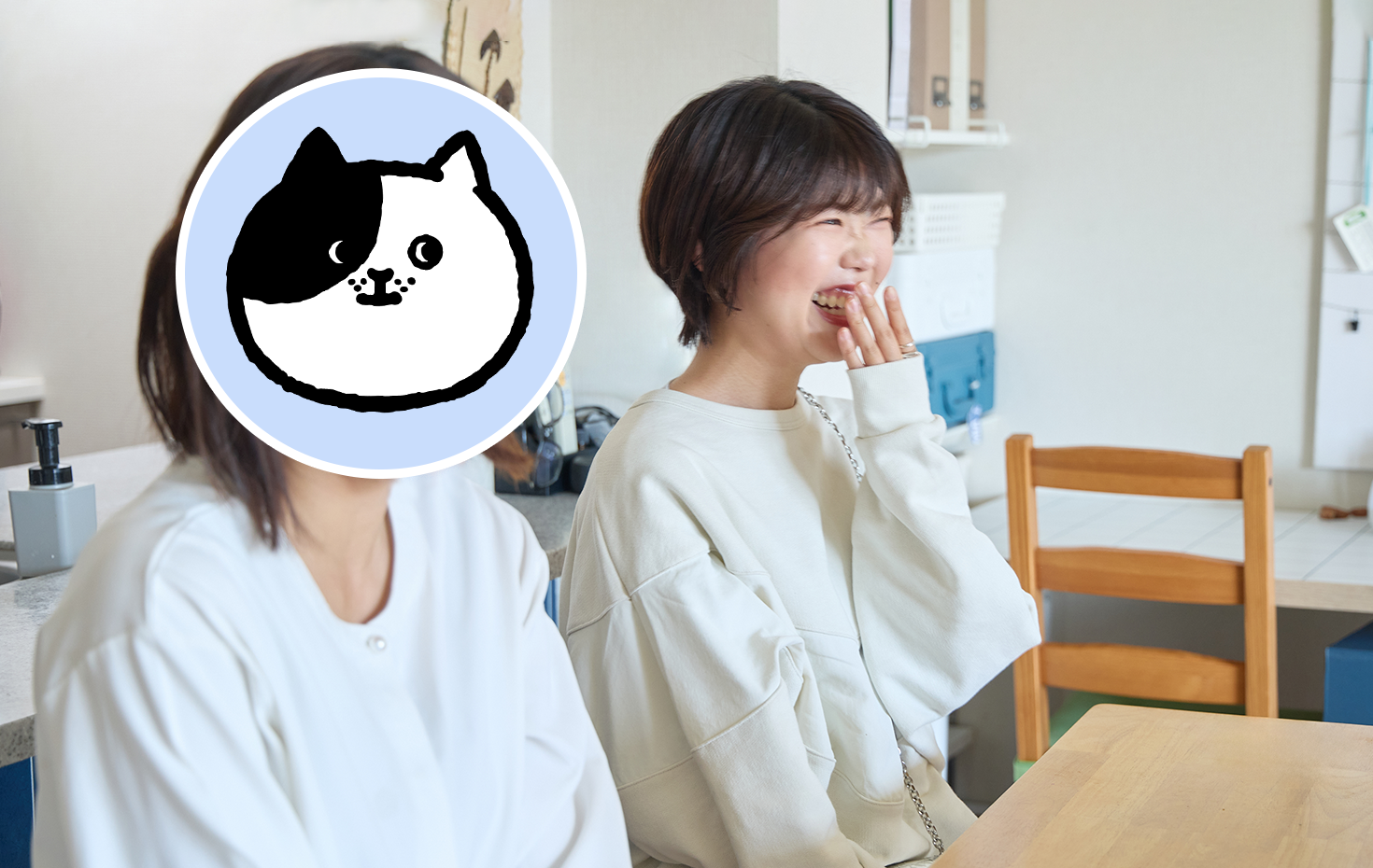 暮らし探求メディア「くらしちゃん」の整理収納サービスを受けた家族と編集長のひらたさんの画像