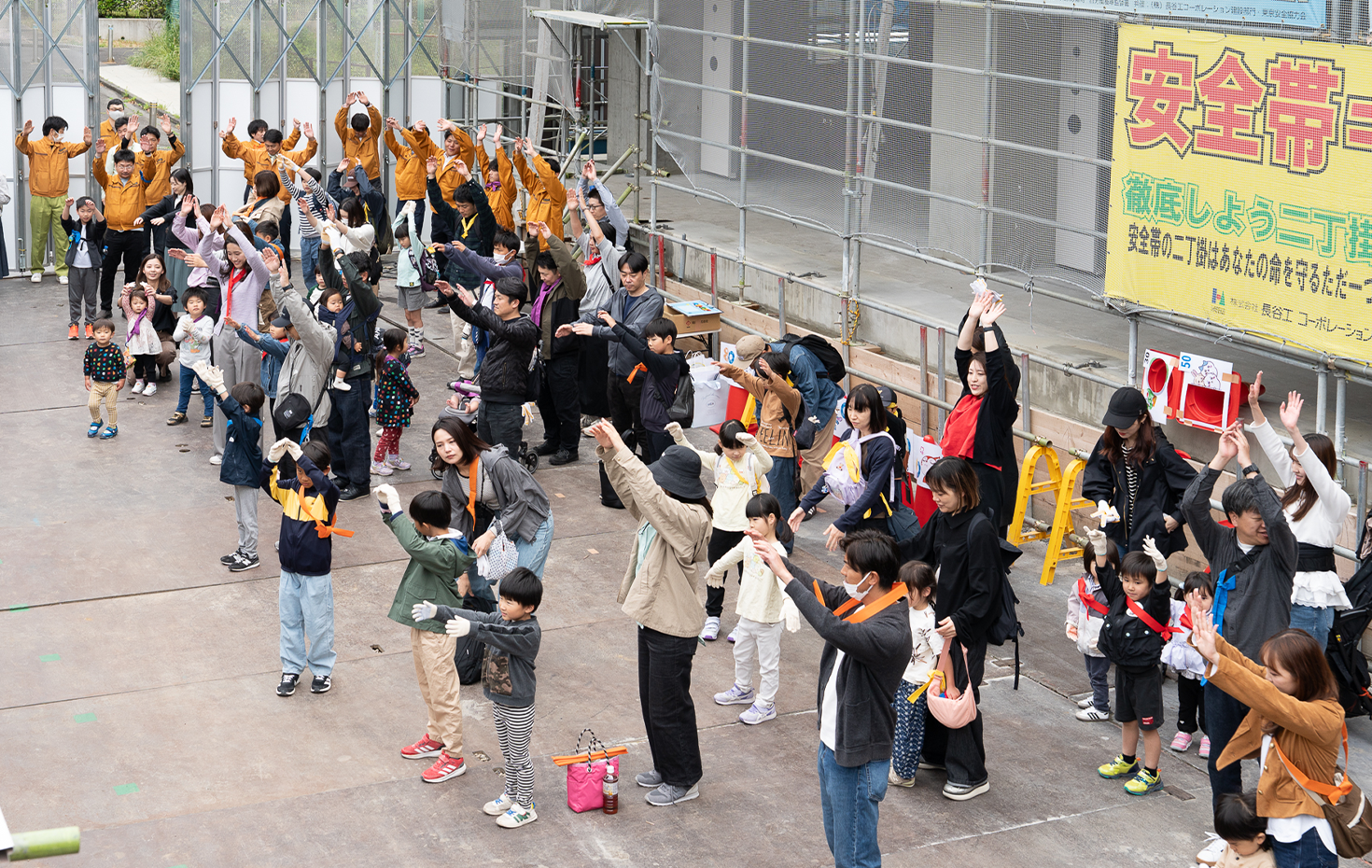 イベントの開始は、ラジオ体操から。参加家族がそろって体をほぐす
