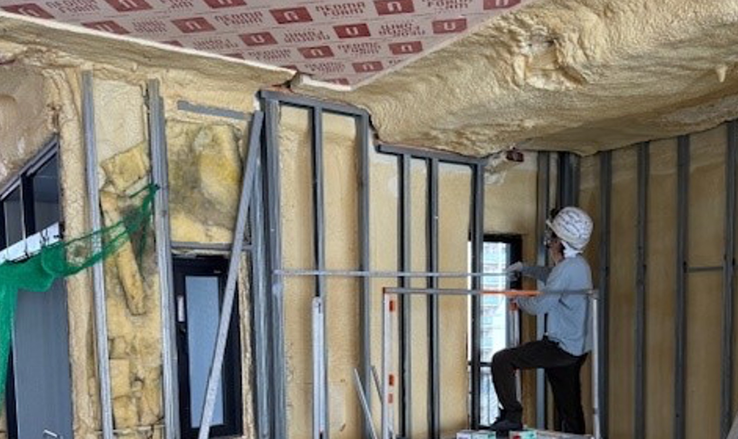 住戸の部材は、可能な限り再利用できるように丁寧に解体された