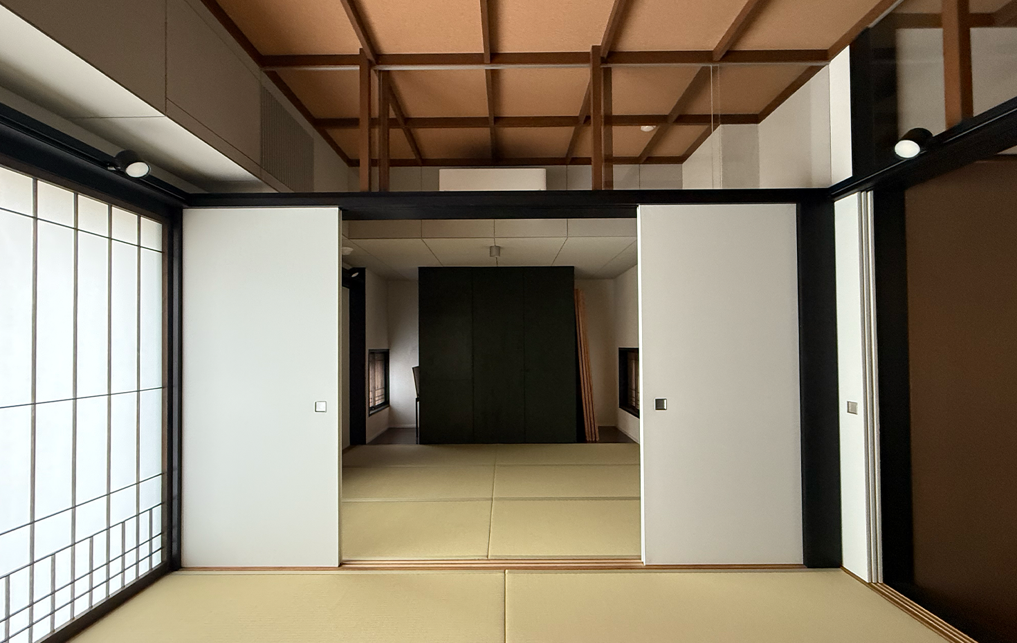 建具の開閉によって、一つの部屋としても、別々の部屋としても利用できる