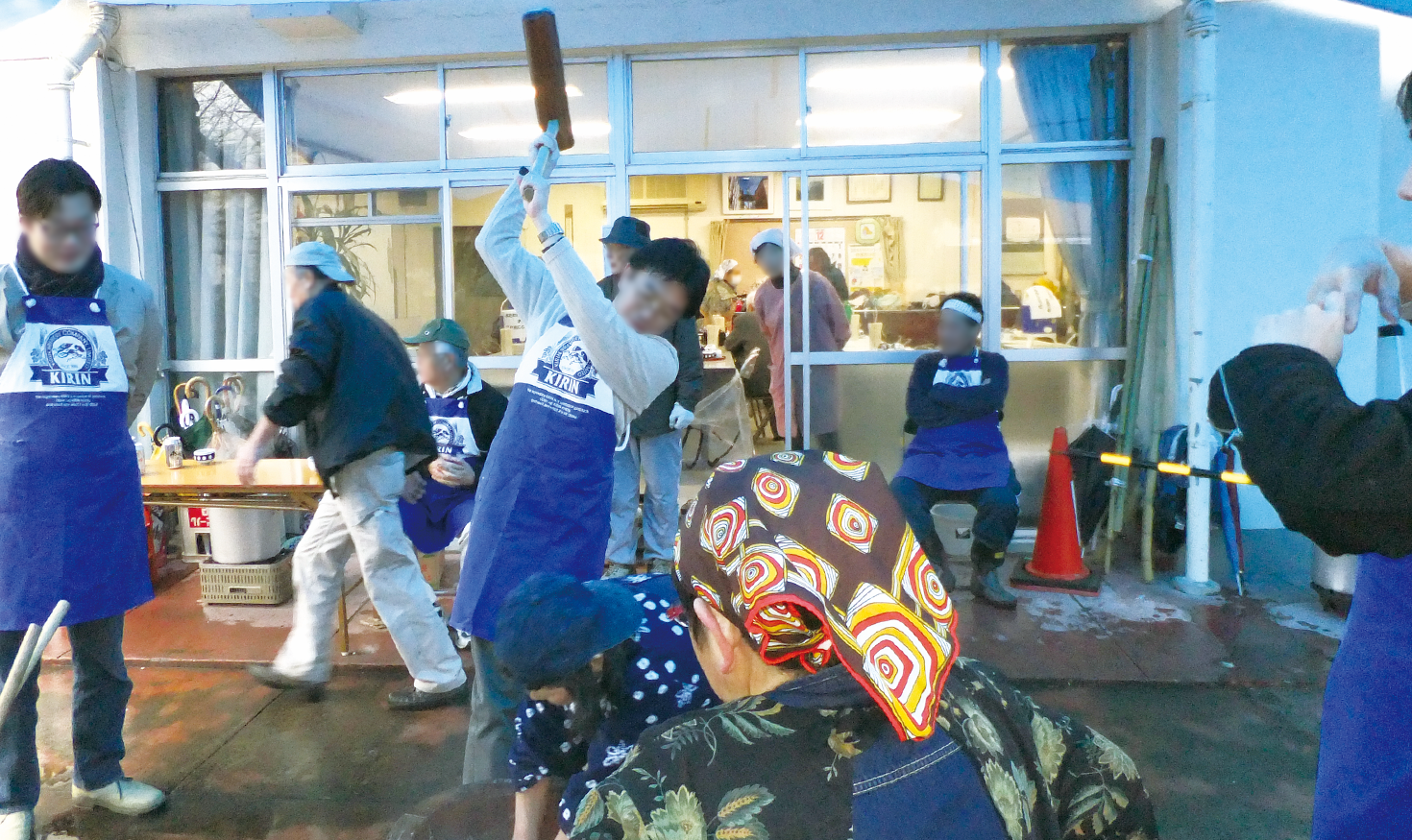 多摩川住宅では、建替え検討中も餅つき大会が継続されたという