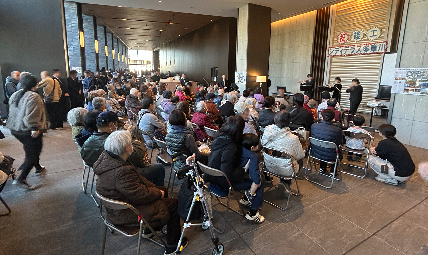 多摩川住宅の竣工記念の住民交流会では、新旧の住民が交わり活気が生まれていた