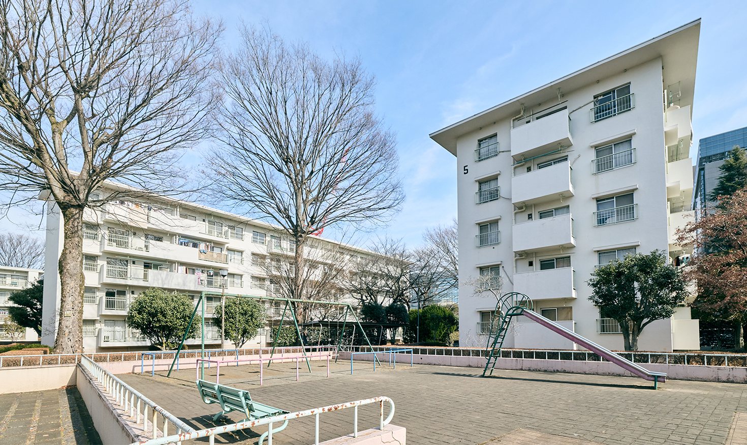 1966年竣工の府中日鋼団地。広々とした敷地には住民専用の公園や集会所などを備える