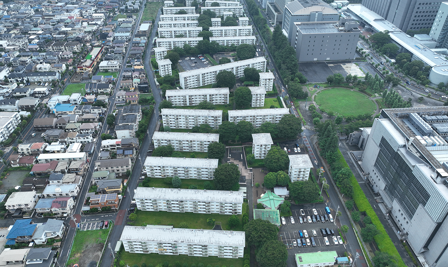 府中日鋼団地。敷地の南側を建て替え、北側を仮住まいに