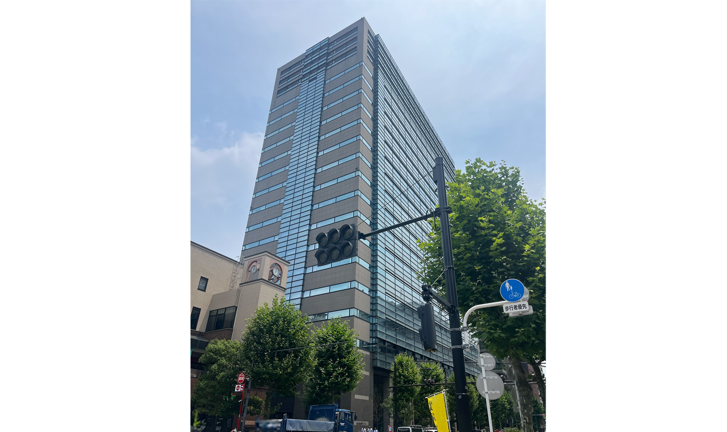 1997年竣工の日本橋浜町Fタワーは、安田不動産が開発した複合高層ビル。浜町駅・水天宮前駅から徒歩５分という好立地