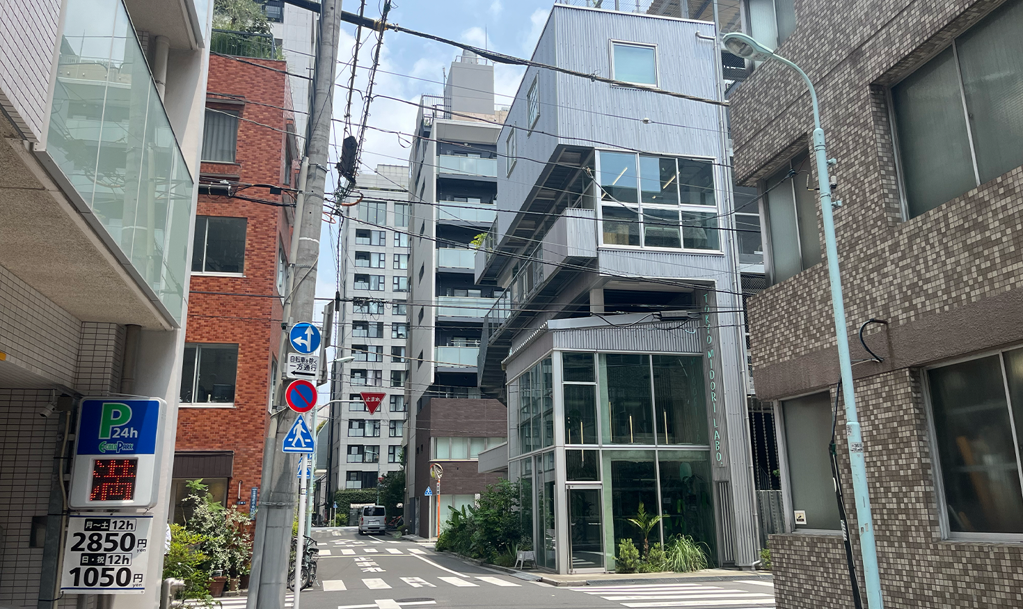日本橋浜町Fタワーの道路を挟んだ向かいには、トルナーレ日本橋浜町がある