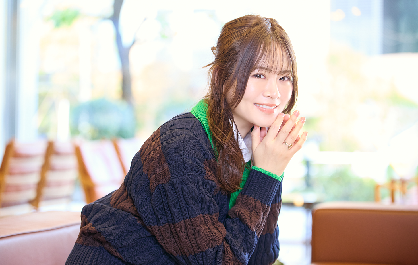 山崎怜奈さんは窓辺でのストレッチが日課だそう