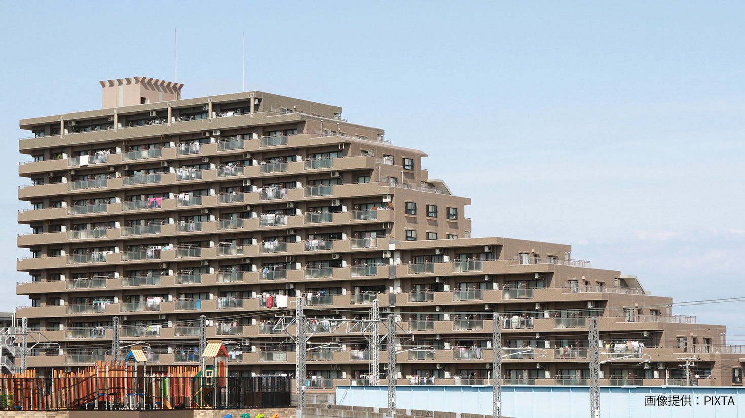 道路斜線制限のマンション外観