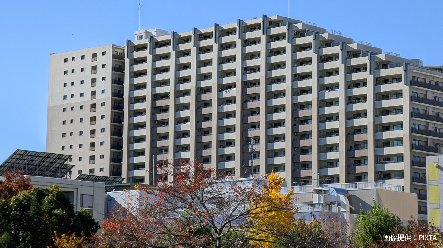 道路沿いに面したマンション