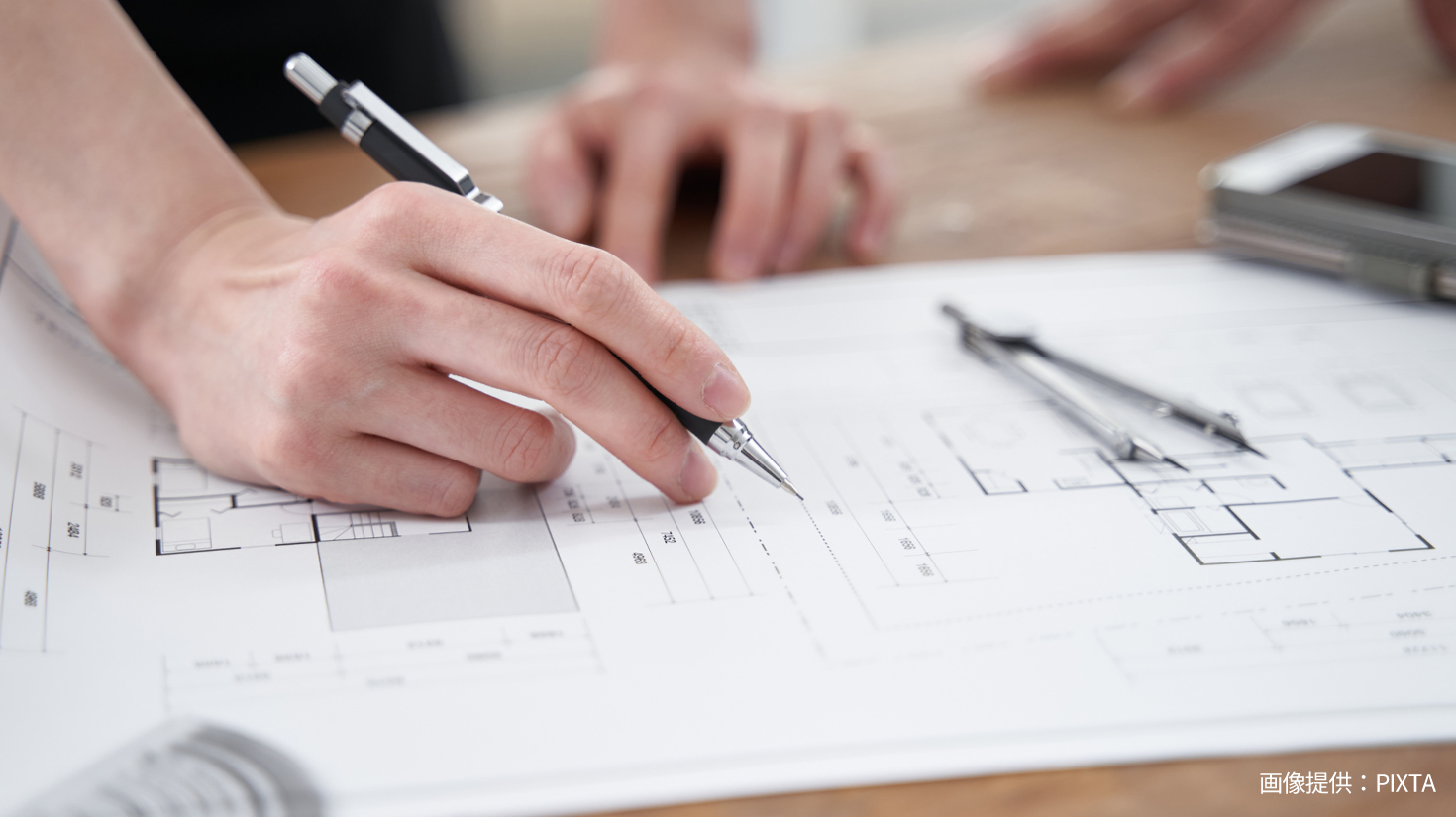 建物の図面を描く建築士