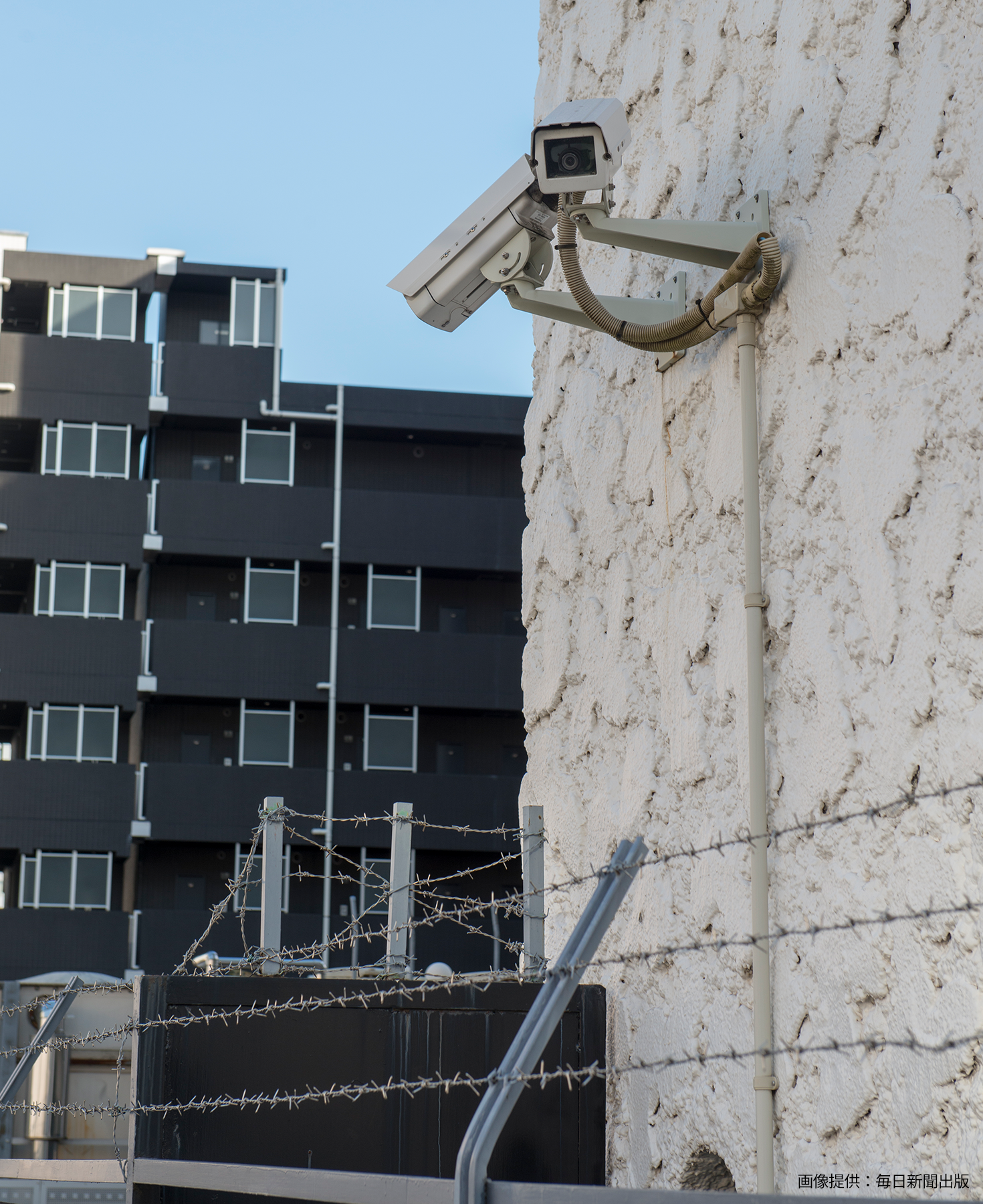 旧理事会では防犯カメラを使って住民の行動を監視していた