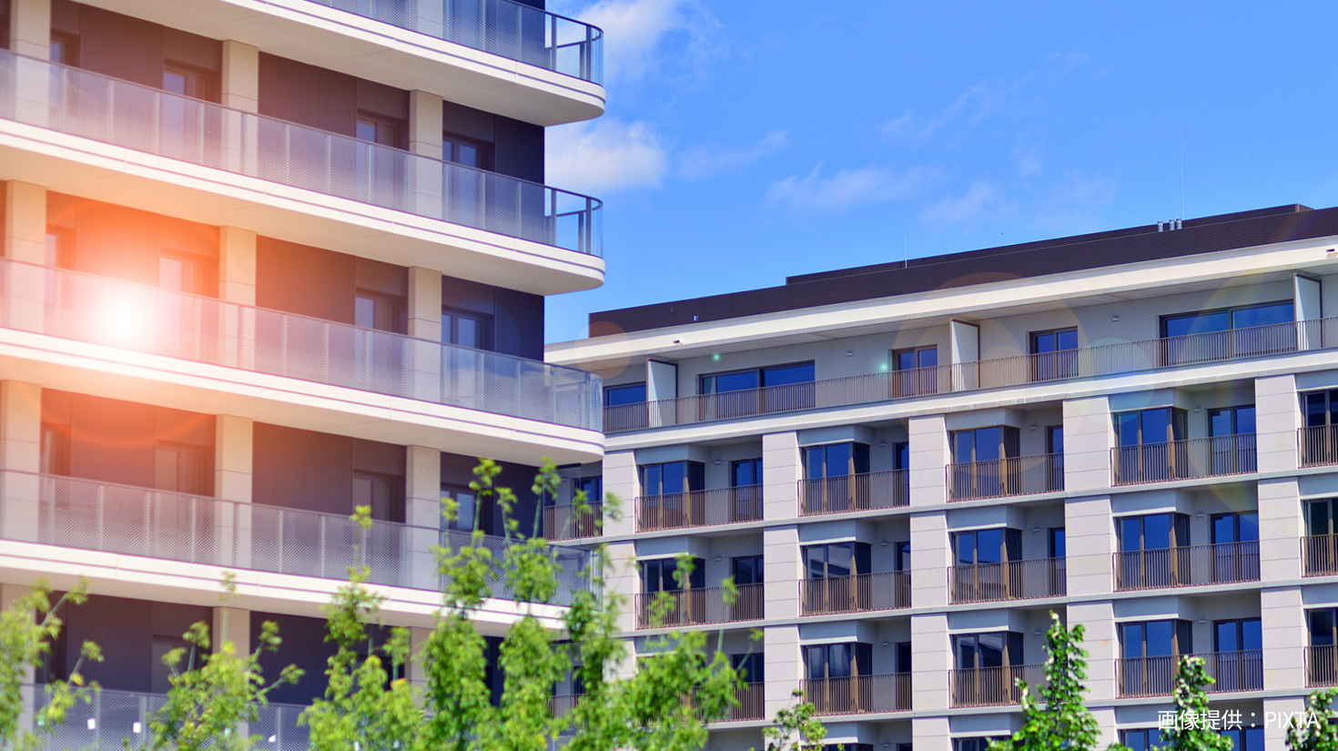 日が差し込むマンション