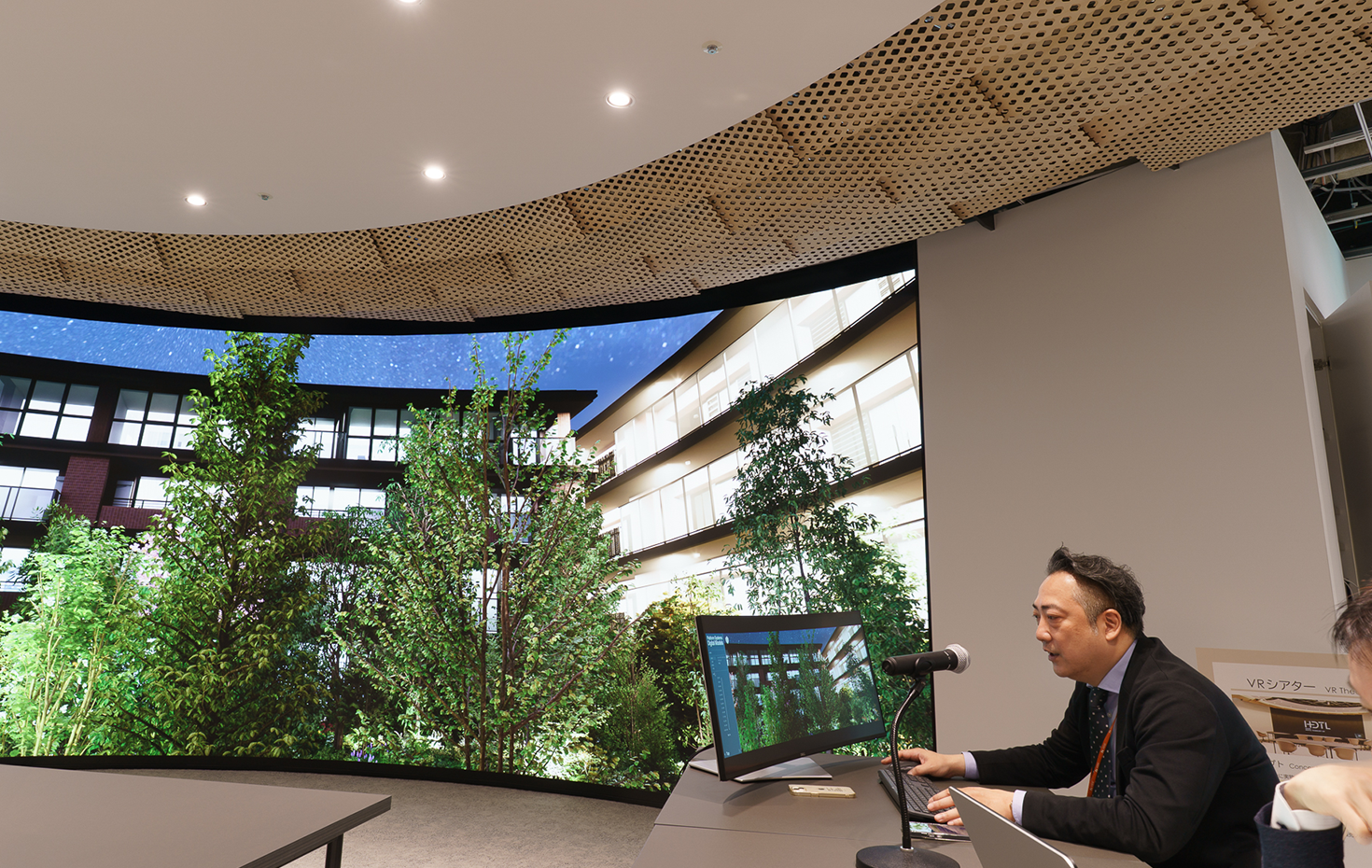 曲面型VRシアター