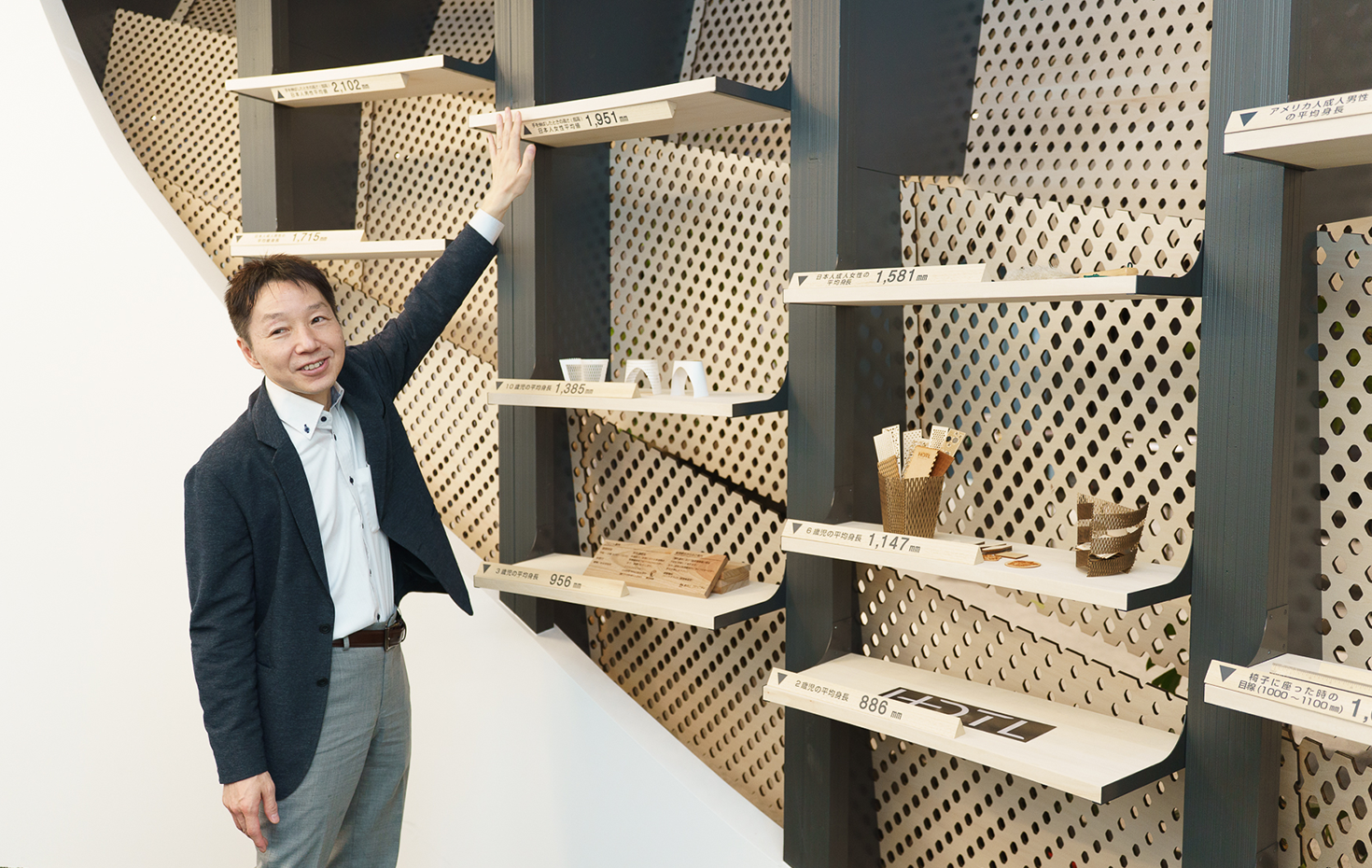 最新のデジタル工作機械を活用し、建築部材の試作品制作や新しい構造システムの検証を行うフィジカルラボ。椅子に座ったときの目線の高さなどを棚で再現し、アイデアに活かせるよう工夫している