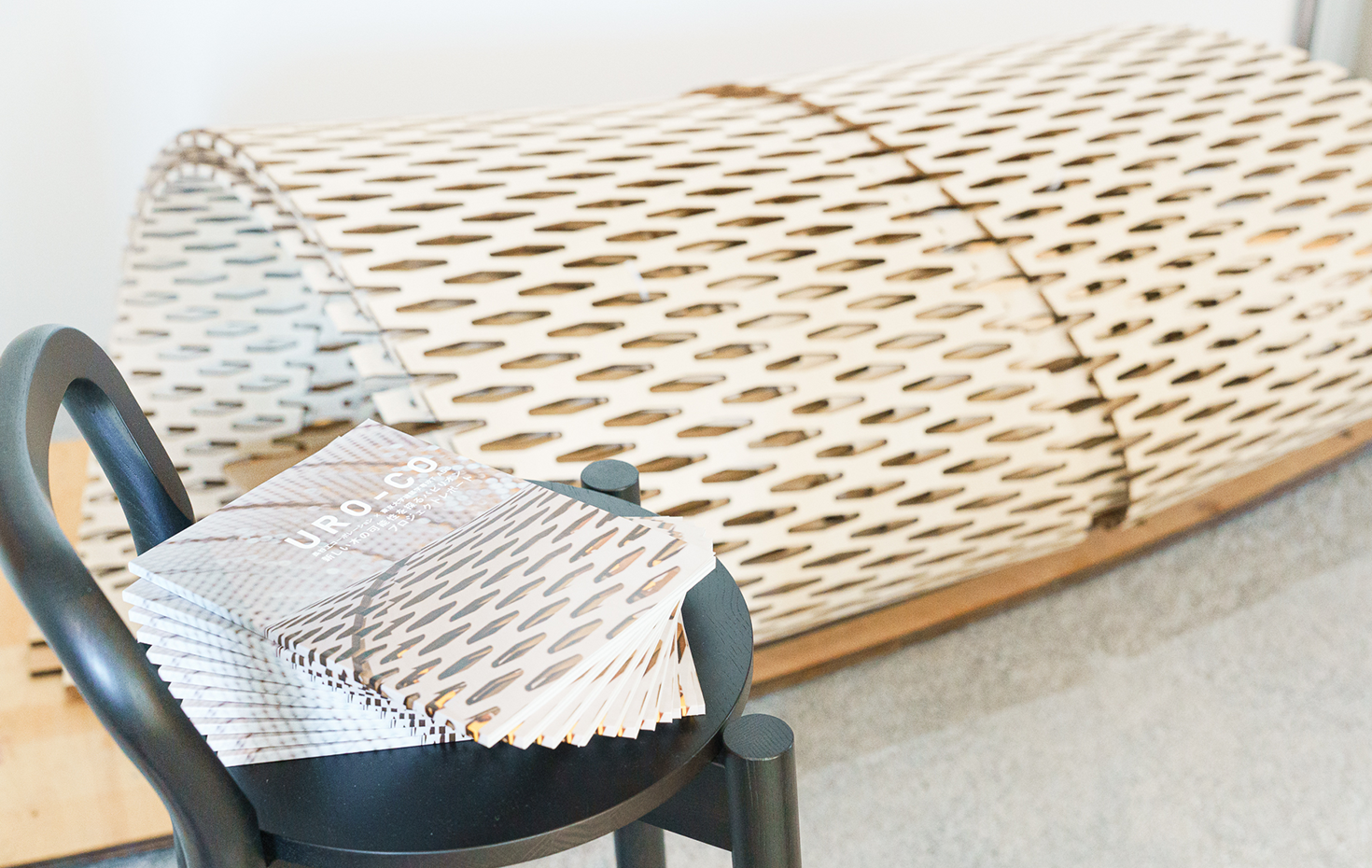 東京大学隈研究室と長谷工谷工コーポレーションがコラボしたURO-CO。合板にレーザーカッターで切り込みを入れることで生まれる柔軟性に着目した仕組み