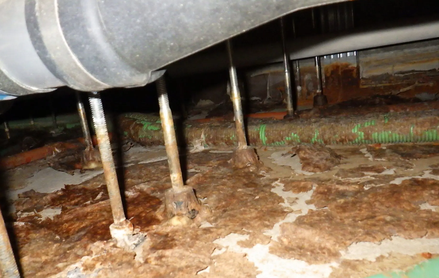 床下給水管の錆び・腐食が進行している様子
