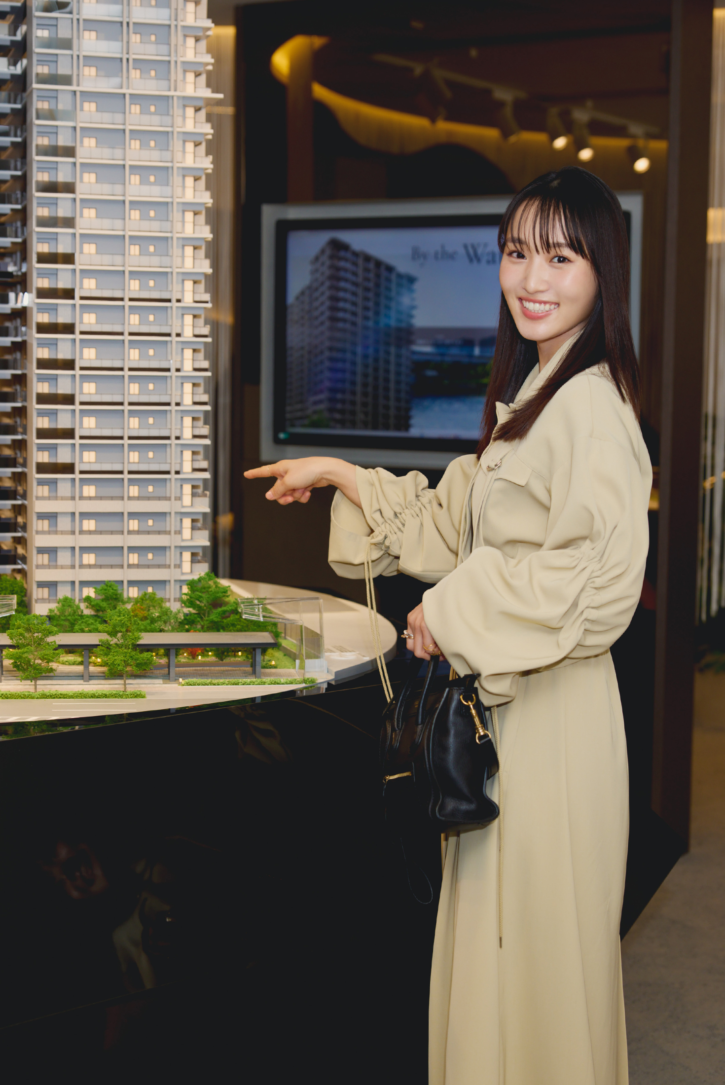      マンションの完成模型を見ながらイメージを膨らませる菅井さん。「住むとしたら何階？」と問うと「５階！」と即答