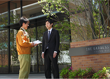 桜並木にある「ザ・ガーデンズ東京王子」の正面エントランス。