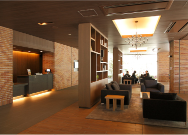 右手が住民の憩いの場となっているカフェ。左手にはフロント。