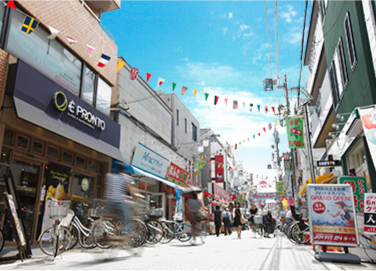 長く地元の人々の生活を支えている、駅前の商店街。