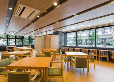 地元の方々との交流の場にもなっている、地域に開放されたレストラン。