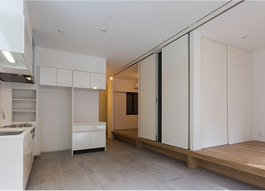 リビングダイニングキッチンにはタイルが敷かれた「土間のある家」。