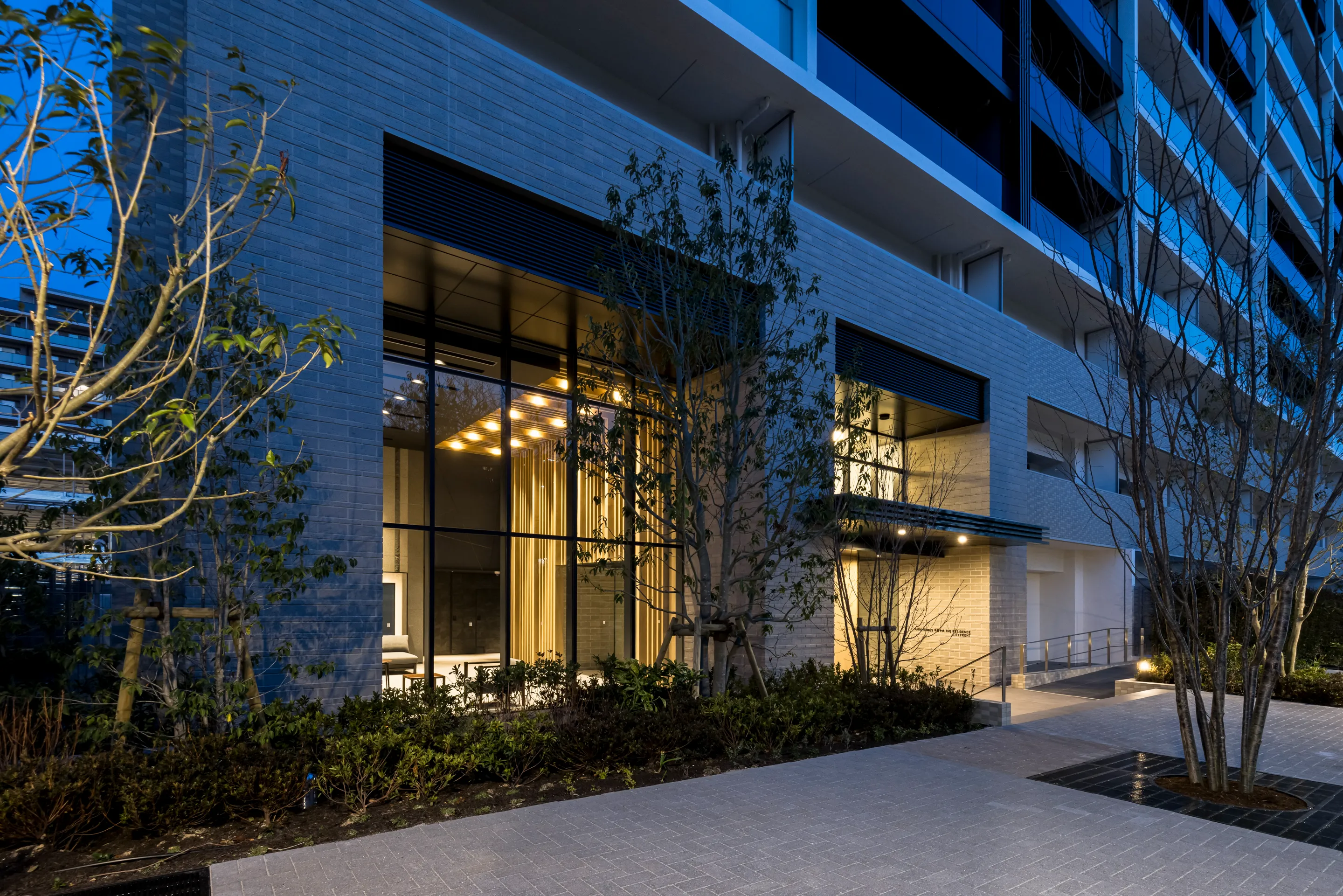 西街区 アプローチ（夕景）