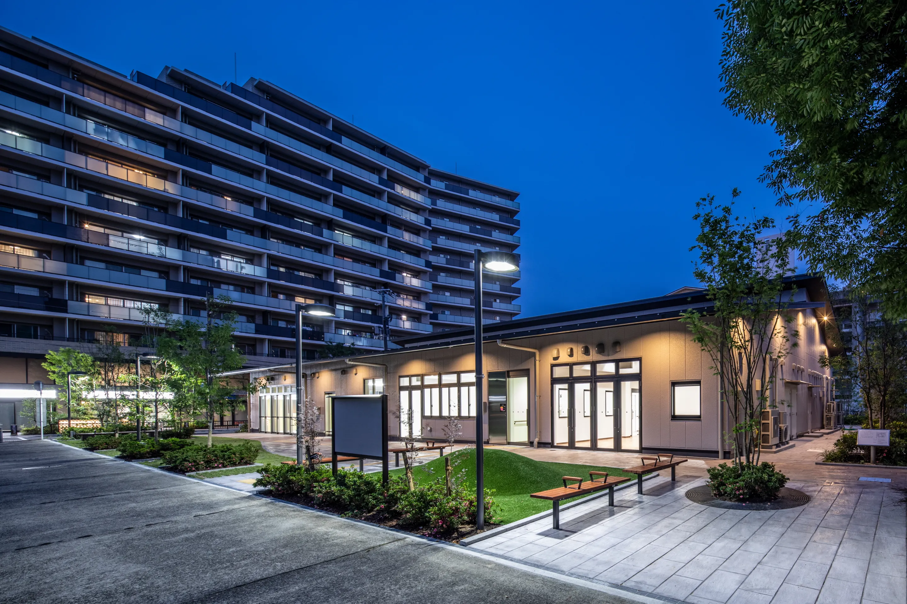 地区会館 外観（夕景）